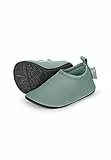 Sterntaler Badeschuhe Uni – Baby Aquaschuhe – Unisex Strand Slipper mit flexibler Sohle – schnelltrocknend & leicht - Ideal für Strand & Schwimmbad - Kinder Bademode – Farbe mattgrün, Größe 26