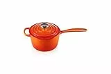 Le Creuset Signature Stielkasserolle aus Gusseisen, Ø 16 cm, 1,2 l, Für alle Herdarten inkl. Induktion geeignet, 2,372 kg, Ofenrot, 21181160902430