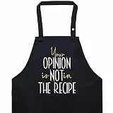 EXPRESS-STICKEREI Schürze Damen/Männer mit lustigem Spruch YOUR Opinion is NOT in the recipe Kochschürze Grillschürze verstellbar mit Tasche Küchenschürze Herren Latzschürze Geschenk Hobbykoch
