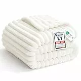 WAVVE Kuscheldecke Flauschig Decke - 150x200cm - Cream - Weiche Flanell Fleecedecke, Sofadecke & Couchdecke, Warme Korddecke für Wohnzimmer Deko, Sofaüberwurf Tagesdecke, Wollweiß
