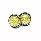 Handgefertigtes Schmuckset mit Resin-Anhängern in Grün- und Goldtönen, Halskette, Ring und Ohrringe/Stecker aus Messing und Metalllegierung (Ohrstecker)