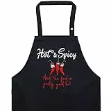 EXPRESS-STICKEREI Lustige Schürze: HOT&SPICY and the food is good too Grillschürze für Männer Kochschürze verstellbar mit Tasche Küchen Schürze Herren - BBQ Geschenk Geburtstag Grillmeister