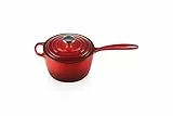 Le Creuset Signature Stielkasserolle aus Gusseisen, Rund, Ø 18 cm, 1,8 l, Für alle Herdarten inkl. Induktion geeignet, 2,942 kg, Kirschrot, 21181180602430