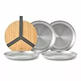 BLACK + BLUM Edelstahl Teller Set 4-teilig | Ø 26,5 cm | Camping Geschirr Set 4 Personen inkl. Bambusbrett und Gurt | Leichte & Stapelbare Camping Teller | Spülmaschinengeeignete Outdoor Teller