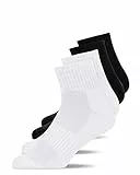 Snocks Mittelhohe Laufsocken Herren Damen 4 Paar - Atmungsaktive Sportsocken ohne Verrutschen - Gemütliche und weiche Funktionssocken - Quarter Socken Sport - Gr. 43-46 - Farbe Mix (Schwarz/Weiß)