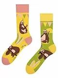 Dedoles Socken Unisex Damen Herren & Kinder Baumwolle viele lustige Designs 1 Paar Geschenk links rechts verschieden, Farbe Gelb, Motiv Party-Faultier, Gr. 39-42