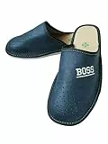 MARKA WYROBY WEŁNIANE - Pantoffeln Herren - Hausschuhe Männer - aus Leder, mit Ledereinlegesohle - Geschlossen, Boss-Aufschrift - Hausschlappen, Latschen - Dunkelblau, Perforiert - Größe 42-26,5cm
