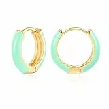MESOVOR Kleine Goldene Creolen Ohrringe für Damen, 18 Karat Vergoldete Leichte Huggie-Ohrringe | Hypoallergene Ohrringe aus Emaille Geschenke für Mädchen (Hellgrün)