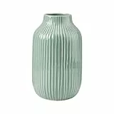 BUTLERS Keramik Vase mit Rillen in Pastellgrün -Hanami- Moderne Dekoration für Wohnzimmer und Tischdeko | Blumenvase für Tulpen, Rosen, Pampasgras oder Trockenblumen