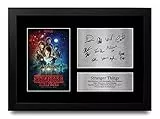 HWC Trading Strange Hawkins Thing Cast Millie Bobby Brown Geschenke Gedrucktes Signiertes Autogramm Foto für Fans von Fernsehn Memorabilien - A4 Gerahmt