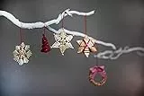 Heitmann Deco Strohstern Set 25-teilig – Weihnachtlicher Christbaumschmuck aus Naturmaterial – Stroh-Anhänger mit rotem Band für Tannenbaum & Deko