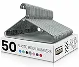 Utopia Home Graue Kunststoff-Kleiderbügel, 50 Packungen mit Haken – langlebige und stabile, platzsparende Kleiderbügel für Mäntel, Röcke, Hosen, Kleider usw. (Grau, 50er-Pack)