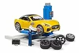 bruder 62112 - bworld PKW Service Center mit bruder Roadster - 1:16 Autowerkstatt, Mechaniker, Rennwagen, Sportwagen, Spielzeug ab 4 Jahre, Gelb
