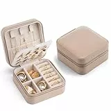 VLANDO Schmuckaufbewahrung Schmuckkästchen Klein, Schmuckschatulle für Mädchen, Schmuckbox Damen, Reise Schmuck Etui, Jewelry Organizer Leder, für Ohrringe, Halsketten, Ringe,Milchkaffee