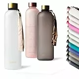 MAMEIDO Trinkflasche mit Zeitmarkierung 1 l Kohlensäure geeignet, auslaufsichere Water Bottle, Wasserflasche BPA frei für Sport, Gym & Büro (Frosted White Gold)