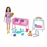 Barbie Skipper-Puppe und Kinderzimmer mit Zubehör, enthält Zwillingsbabypuppen, 1 Bettchen, 1 Schaukel, 1 Wippe und mehr, HXM99