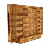 B4K® Schneidebrett mit Ständer aus Eiche Stirnholz 45 × 30 × 4 cm – Massiver Hackblock | Antibakterielles Hirnholzbrett mit Griffen & Silikonfüßen | Perfekt für Küche, Fleisch & BBQ