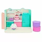 Gabby‘s Dollhouse Deluxe Raum, Bakey with Cakey, Küche mit Kuchi (engl. Cakey), 3 Möbelstücken und 2 Überraschungsboxen mit Zubehörteilen, geeignet für Kinder ab 3 Jahren