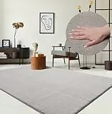 the carpet Relax kuscheliger Kurzflor Teppich, Anti-Rutsch Unterseite, Waschbar bis 30 Grad, Super Soft, Felloptik, Sand, 200 x 280 cm