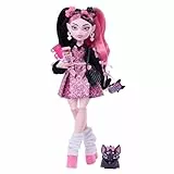 Monster High-Puppe, Draculaura mit rosa Kleid mit Schleifen und schwarzer Strickjacke, mit Fledermaus Count Fabulous und 7 Zubehörteilen wie Ramen, Lippenstift und Tasche, JHK29