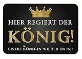 Tassenbrennerei Fußmatte innen - Hier regiert der König, Bis die Königin Wieder da ist - Fußabtreter lustig mit Spruch, Türmatte waschbar - Witziges Geschenk (Schwarz)