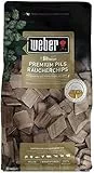 Weber Buchen-Räucherchips mit Bitburger Premium Pils/BBQ-Zubehör, Natürliche Räucherchips für den Grill, Süß-fruchtiges Aroma mit besonderer Bitburger-Note, 0,7 kg