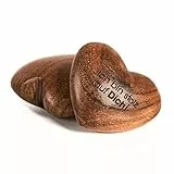 WOODLUCK® Handschmeichler Holz Herz aus Akazien-Holz mit Gravur I Ich bin stolz auf dich Geschenk mit nachhaltiger Geschenk-Verpackung I Handgefertigte Holzherzen mit Gravur & einzigartiger Maserung