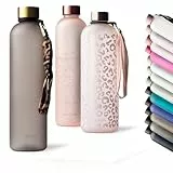 MAMEIDO Trinkflasche mit Zeitmarkierung 1 l Kohlensäure geeignet, auslaufsichere Water Bottle, Wasserflasche BPA frei für Sport, Gym & Büro (Urban Taupe Gold)