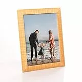 Klassischer Holz Bilderrahmen für DIN A4 / 21x30 cm Fotos - Geriffelter Natur Fotorahmen mit Echtem Glas für Schöne Momente | Freistehender Holzrahmen geeignet für Tisch & Wand, Hoch- & Querformat