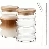 Latte Macchiato Gläser, 2er Trinkgläser Set mit Glas Strohhalm, Wellenförmige Trinkgläser 480 ml – Glasstrohhalm & Bambusdeckel – Moderne Trinkgläser für Wasser, Eiskaffee, Saft, Cappuccino Tassen
