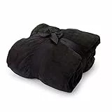 Lumaland Kuscheldecke 150x180cm mit Ärmeln & Fußtasche aus 100% Coral Fleece | Warme & atmungsaktive Sofadecke aus besonders weichen Fasern, inkl. Tasche für Handy oder Fernbedienung [Schwarz]
