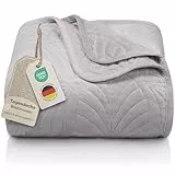 Gräfenstayn Premium Tagesdecke 240x260 cm – Bettüberwurf mit Nahtloser Steppung & Blatt-Design – Samt-Decke – weich, knitterfrei & pflegeleicht – Überwurf für Bett & Sofa (grau)