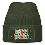 Narri Narro – lustige Wintermütze | Beanie für Damen & Herren, warm, elastisch & Unisex, Strickmütze mit Patch & Druck, perfekt für Après-Ski, Weihnachtsmarkt & Fasching, Karneval | Olive