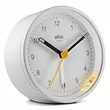 Braun Klassischer analoger Wecker Schlummerfunktion und Licht, ruhiges Quarzuhrwerk, Crescendo-Alarm in Weiß, Modell BC12W.