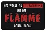 Tassenbrennerei Fußmatte mit Spruch Hier wohnt EIN Feuerwehrmann mit der Flamme seines Lebens - waschbar für innen & außen - Deutsche Qualität - Feuerwehr Geschenk