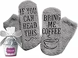 FGFD&OU Lustige Socken Damen und Herren Bring mir Socken Kuschel Thermosocken Flauschsocken für Frauen mit Rutschfeste Wort IF YOU CAN READ THIS, BRING ME COFFEE WINE BEER CHOCOLATE (Rosa-Kaffee)