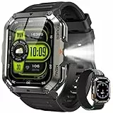 IOWODO Militär Smartwatch Herren,100 Tage Akku, LED Taschenlampe, Bluetooth-Anrufe, Kompass, 100+ Sportmodi, Herzfrequenz- & SPO₂-Monitor, IP68 Wasserdicht, Schlafüberwachung