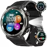 Militär Smartwatch Herren, Outdooruhr mit 100 Tage Akku/Bluetooth-Anrufe/Taschenlampe/Kompass/Puls-SpO2-Schlaf-Monitor/100+ Sportmodi Fitness-Tracker/Schrittzähler/2 Armbänder/IP68, für iOS Android