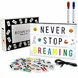 BONNYCO Light Box A4 mit 400 Buchstaben, Emojis, 2 Stifte, Ä Ö Ü ß Enhalten. Led Lichtkasten Buchstaben Dekoration Schlafzimmer Büro. Led Leuchtkasten Wohnzimmer, süßes Geschenk Geburtstag Weihnachten