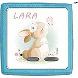 Coverlounge Schutzfolie passend für die Toniebox | Folie Sticker | Hase schnuppert an Schmetterling mit Name personalisiert