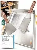 LIKAYA® Plancha Grillplatte [30x40cm] mit 2x Grillspachtel mit FSC-Akazienholzgriff Grillzubehör | Verzugsfreier Edelstahl | Plancha Gasgrill Kohlegrill | Geschlossene Ecken ohne Auslaufen
