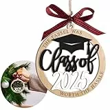 Graduation 2025 Holzanhänger – runder Dekohänger aus Holz mit Absolventenmütze & Gravur „Class of 2025“, rot-schwarzer Karoschleife & Jutekordel – für Abschlussfeier, Partydeko & Abschlussgeschenk