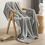 QOFLY Kuscheldecke-Flanell Sofadecke-Grau 200 x 230cm，Geschenkverpackung Hochwertige, Flauschige Fleecedecke als Wohndecke, Tagesdecke oder Sofaüberwurf