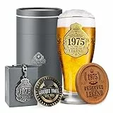 CROWNLY CRYSTAL® 1975 Geschenk 50 Geburtstag Mann Bierglas Mit Gravur 570 ml Geschenke Für Männer Personalisierte Geschenke Geburtstagskarte 50 Mann Deko 50. Geburtstag Mann Geschenk Freund