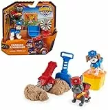 Rubble & Crew – Actionfiguren-Set mit Charger & Wheeler Hundefiguren, 2 Bauspielzeugen und 85g Kinetic Sand Build-it-Sand, Spielzeug geeignet für Kinder ab 3 Jahren