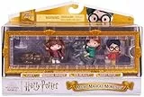 Wizarding World Harry Potter - Micro Magical Moments Sammelfiguren Geschenkset mit Harry Potter, Ron Weasley, Hermine Granger, Hund Fluffy und Setzkasten, ab 6 Jahren, Fanartikel