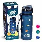 schmatzfatz Kinder Trinkflasche 400ml, Sport für Schule Kindergarten, 1-Klick Verschluss, Geschmacksneutrale Wasserflasche, Auslaufsicher mit Fruchteinsatz, BPA-Frei, Marineblau Raum
