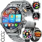 Smartwatch Herren Militär, 1000mAH Großer Akku, 1,7”HD Großes Display mit Telefonfunktion, LED Taschenlampe Fitnessuhr mit 110+ Sportmodi, Herz-/Schlaftracking, 3 Armbändern, IP68 Sportuhr iOS/Android