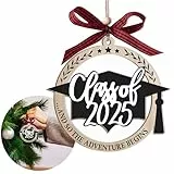 Graduation 2025 Holzanhänger – runder Dekohänger aus Holz mit Absolventenmütze & Gravur „Class of 2025“, rot-schwarzer Karoschleife & Jutekordel – für Abschlussfeier, Partydeko & Abschlussgeschenk
