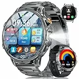 2026 Smartwatch Herren Militär-1.85'' HD Große Display/1000mAh Akku(20 Tage),Outdoor Smartwatch mit Taschenlampe/110+ Sportmodi,IP68 Wasserdicht Fitnessuhr mit Puls/Schlafmonitor,Android iOS,2 Banders